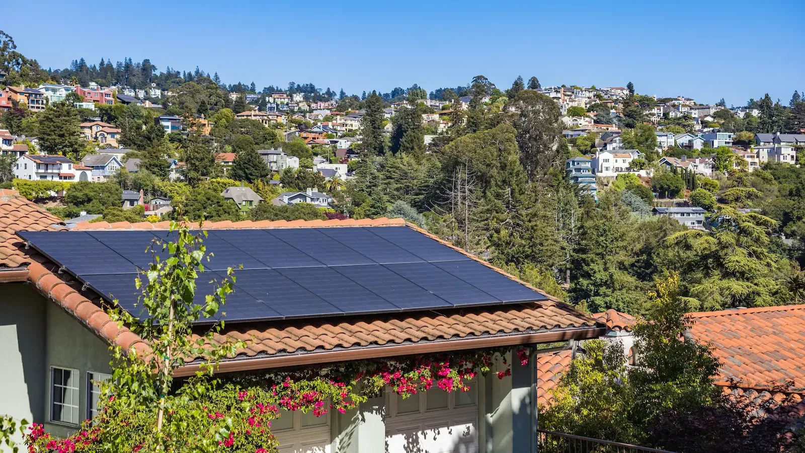 Impianto fotovoltaico residenziale a 4 pannelli su tetto, configurazione tipica per microinverter 4-in-1 da 1600-2000W